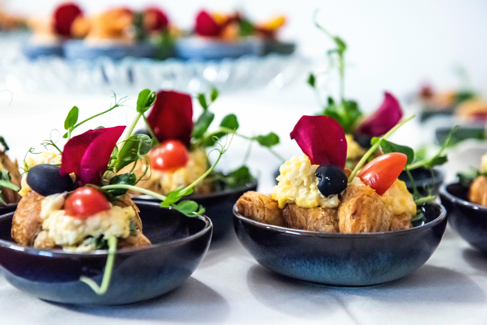 Mini kanapki z kremowym nadzieniem, pomidorkiem i oliwką w miseczkach