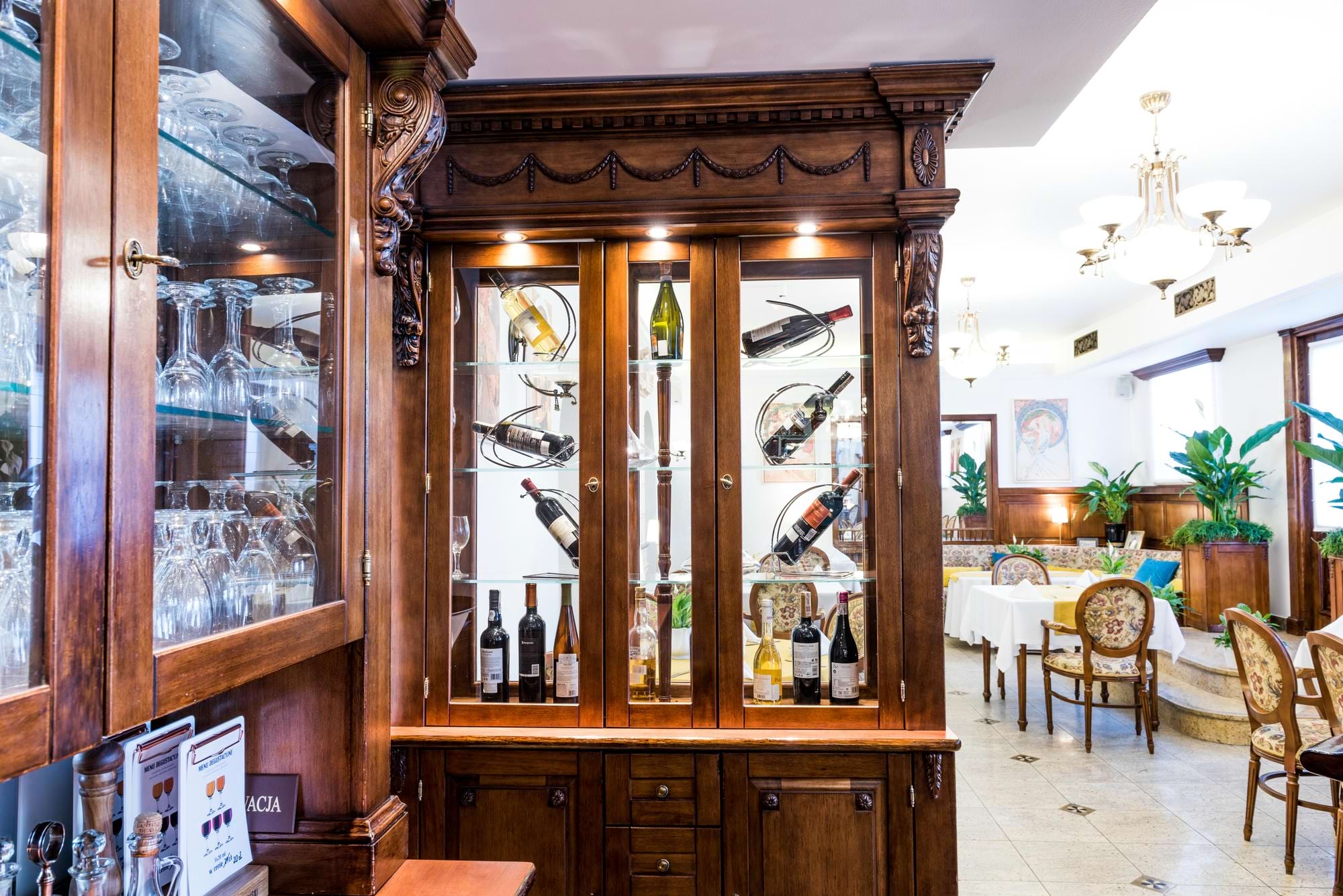 Imponująca ciemna drewniana witryna na wina w restauracji