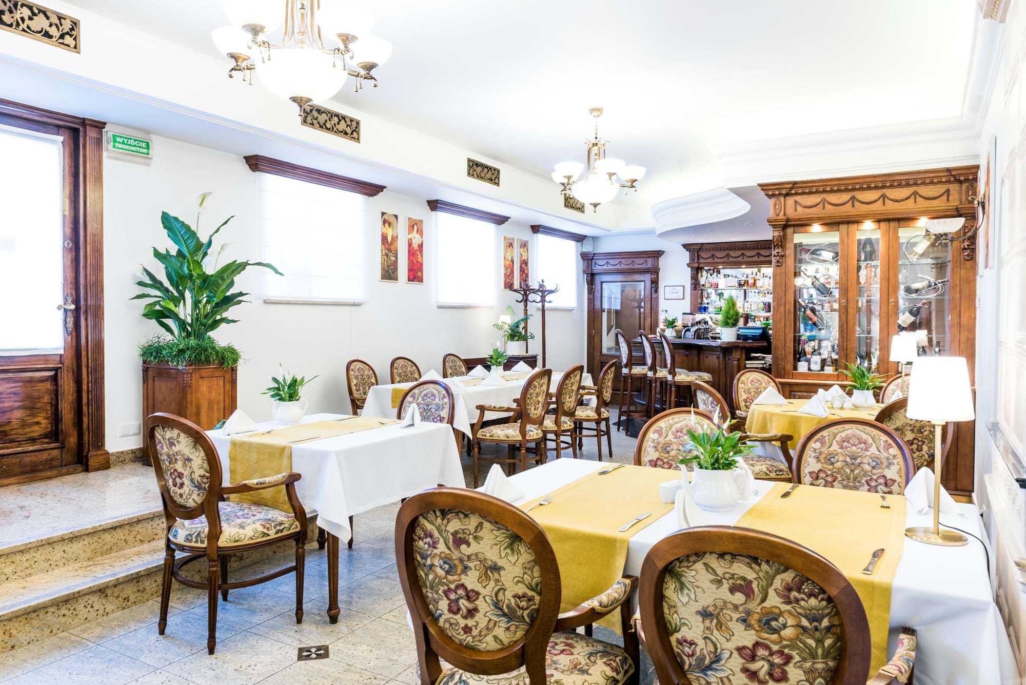 Elegancka restauracja z drewnianymi meblami, kwiatową tapicerką