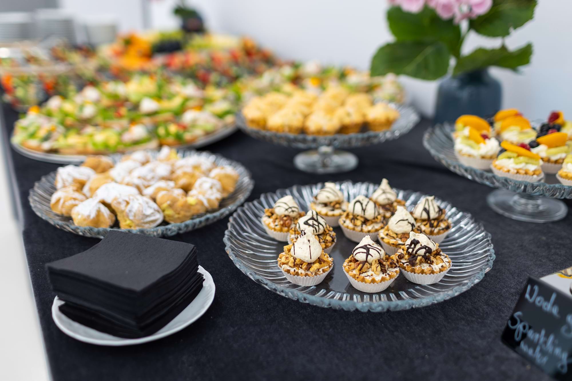 Desery na czarnym obrusie, mini tartaletki z kremem