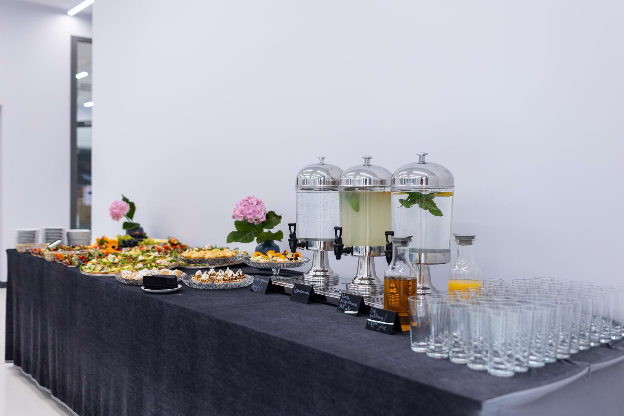 Bufet z przekąskami, trzy dystrybutory z napojami i kwiaty
