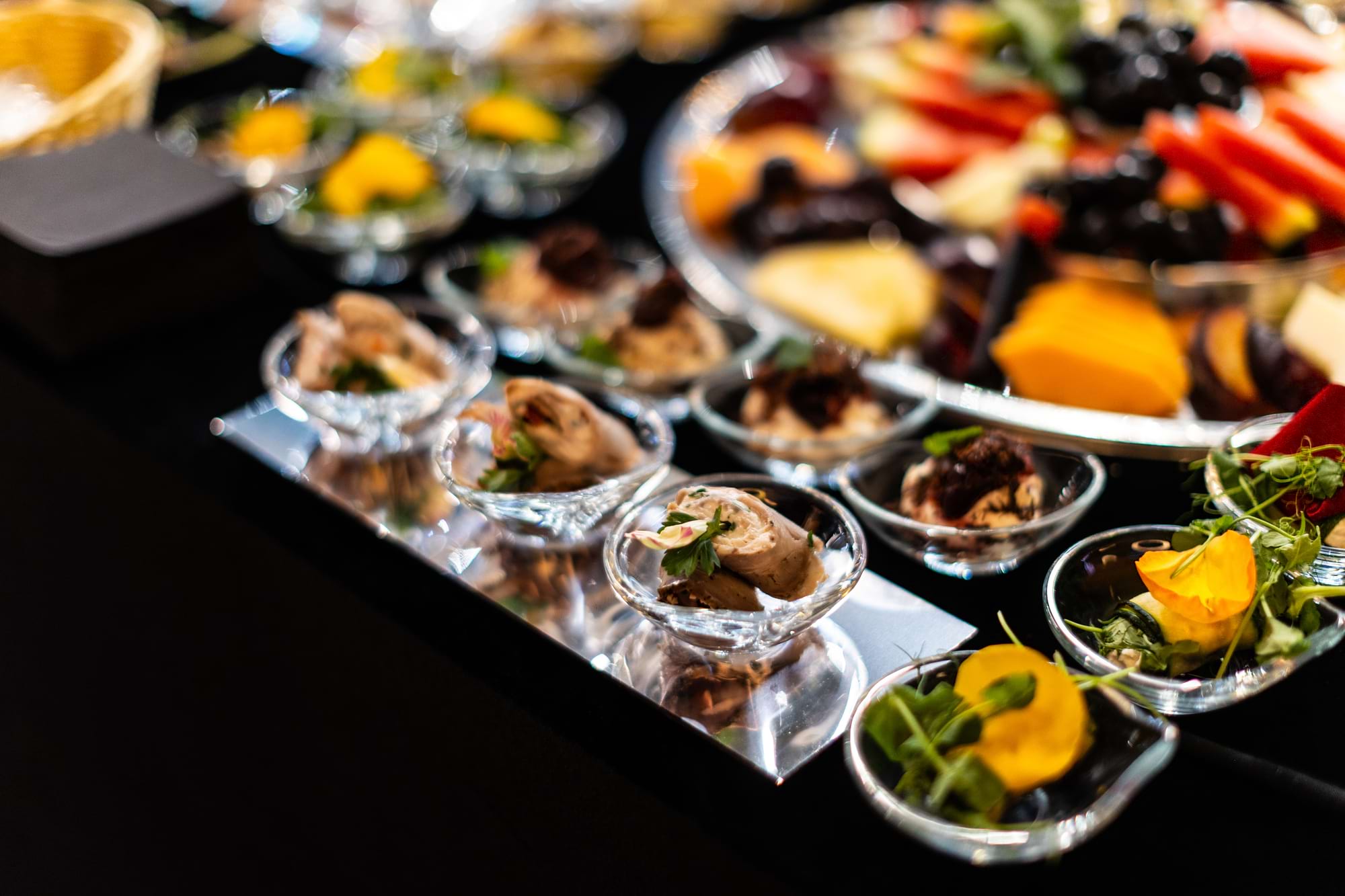 Kolorowe przystawki w kryształowych pucharkach na bogatym bufecie