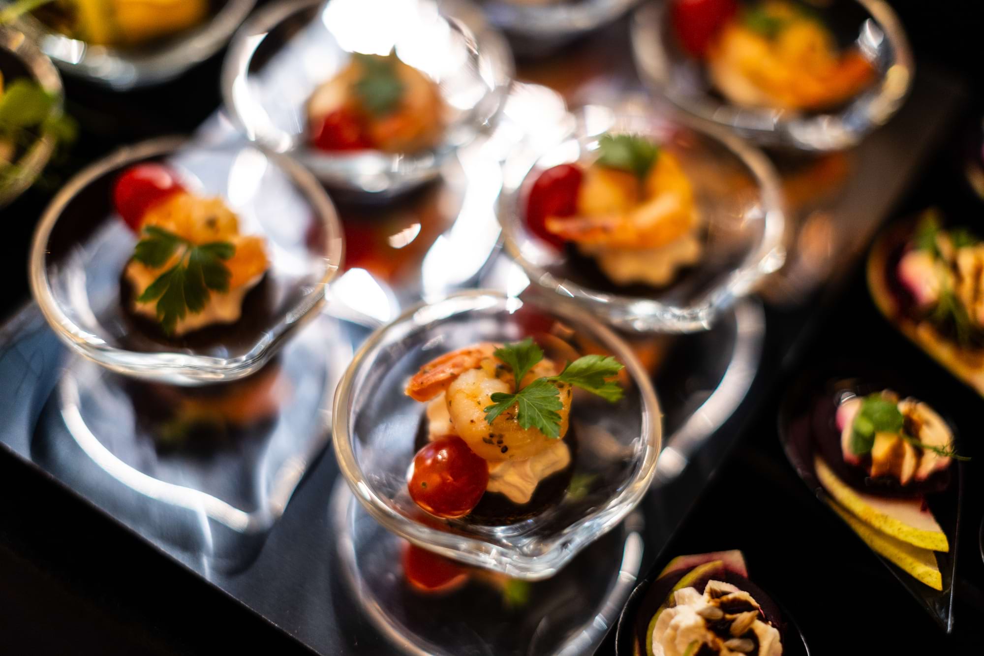 Krewetki z pietruszką na kremowej bazie w szklanych pucharkach