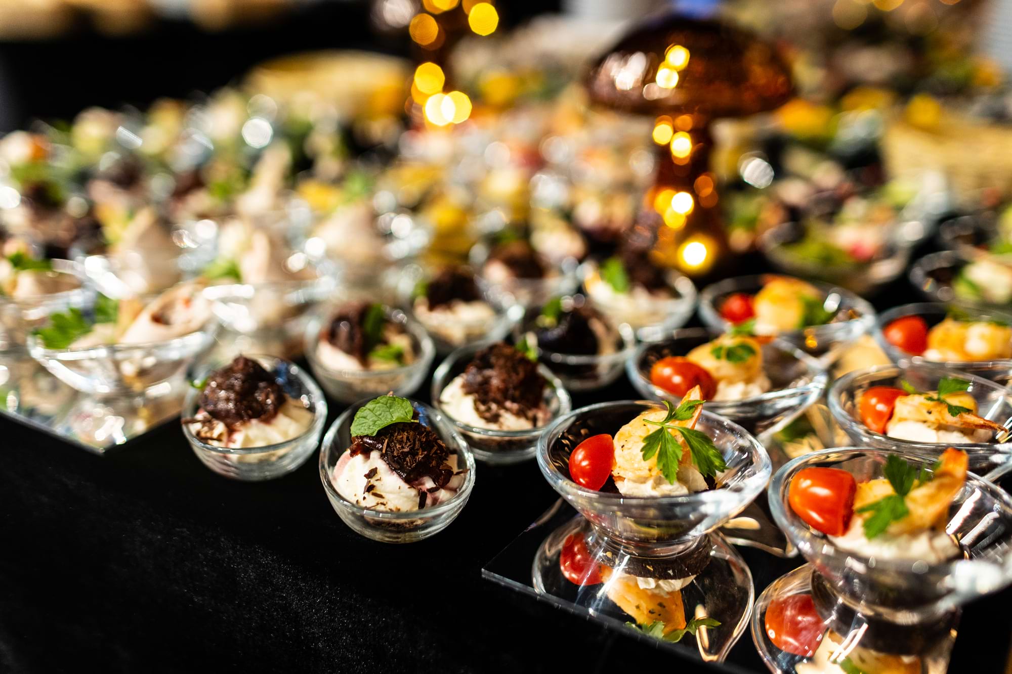 Mini desery z kremem, pomidorkami i pietruszką w szklanych pucharkach