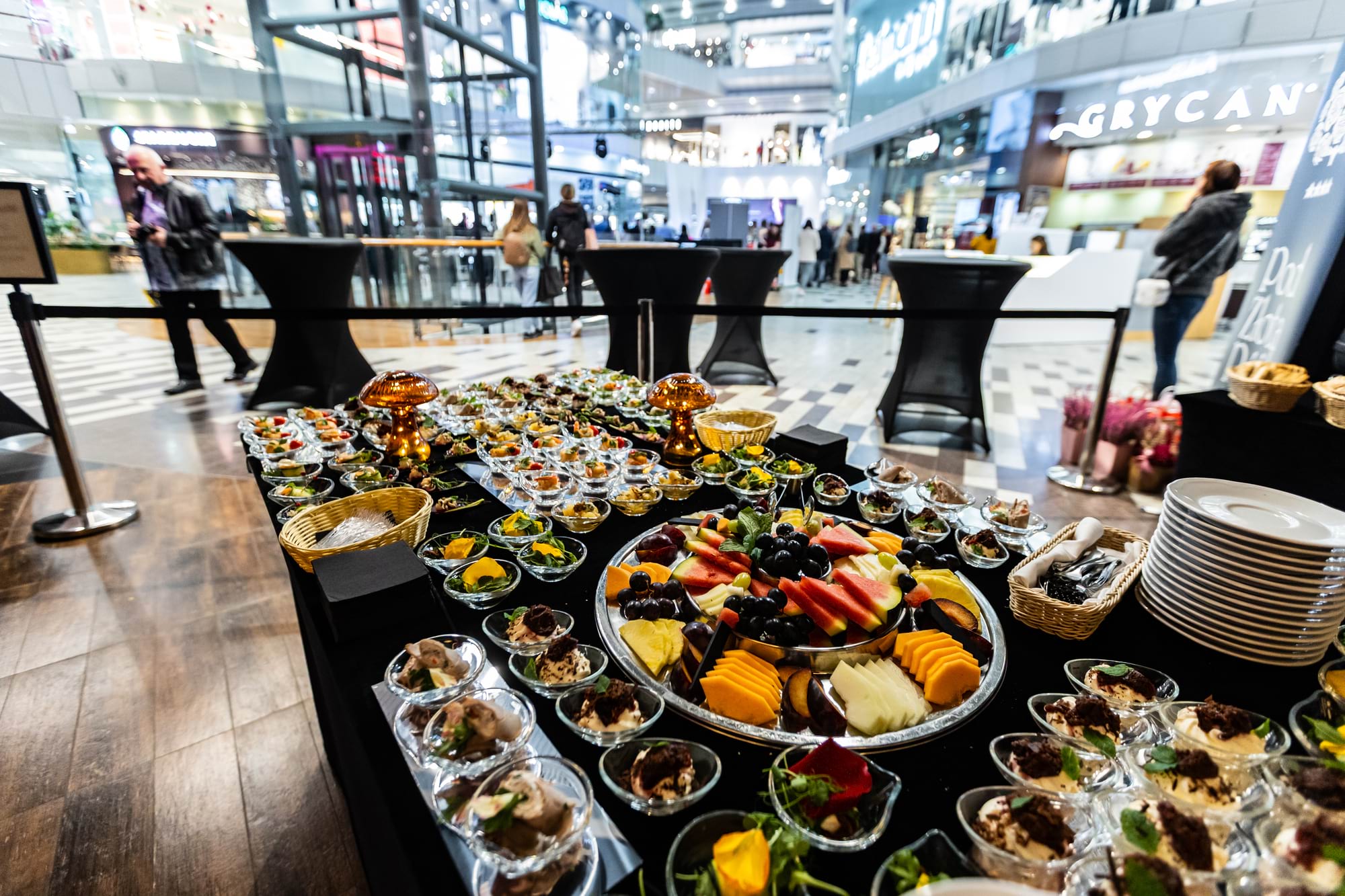 Stół z przekąskami i świeżymi owocami w galerii handlowej