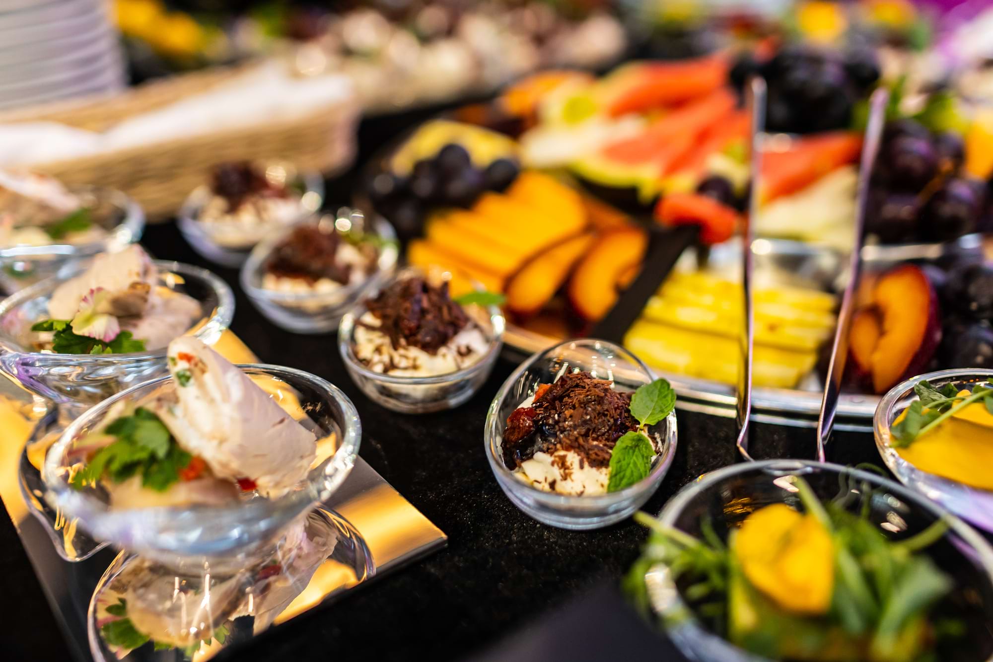 Deserowe pucharki z bitą śmietaną i czekoladową posypką z miętą